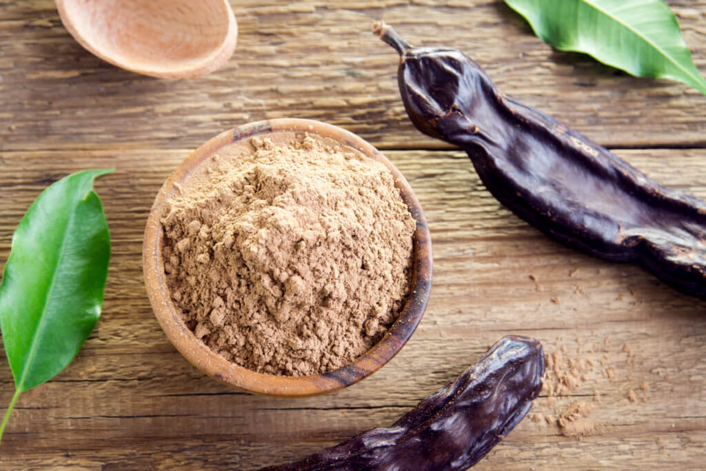 Carob Pulver und Pflanze